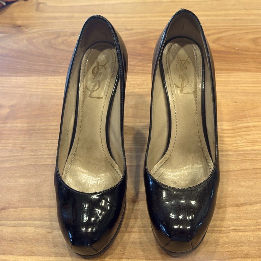 Ysl platform black patent leather pumps with a croc embosseded pattern.